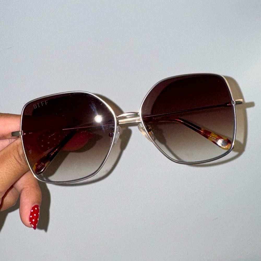 DIFF Iris Sunglasses Women’s - Picture 3 of 4